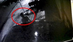 Kẻ trộm bịt mặt thản nhiên lấy ô tô trước cửa phòng khám ở Tiền Giang trong tích tắc