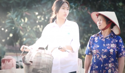 Đứa bé được người đàn bà 14 năm nuôi dạy thay mẹ ruột: 'Giờ bà cột tóc cho Thương đi học, mai kia bà già yếu, Thương chải đầu hộ bà nhé'