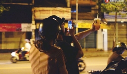 Trà đào 'chờ' 30 năm ở vỉa hè Sài Gòn: Đông khách tới 2 giờ sáng, xếp hàng cả tiếng đồng hồ mới mua được