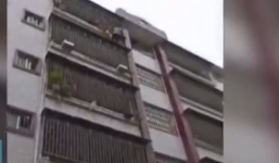 Clip: Nghẹt thở khoảnh khắc giải cứu bé trai 3 tuổi treo lơ lửng ngoài ban công tầng 6