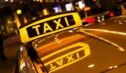 Hy hữu: Hẹn hò xong, vợ và người tình gọi đúng taxi của chồng đề về