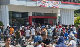 Động đất, sóng thần tấn công Indonesia: Cạn kiệt lương thực, người dân đổ xô hôi của sau thảm hoạ