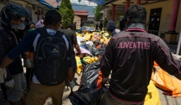 Thảm họa kép ở Indonesia: Chính quyền phải chôn cất tập thể nạn nhân vì quá nhiều người chết