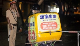 Hiện trường cảnh sát và lính bắn tỉa ăn tại chỗ, tiếp tục vây bắt kẻ ôm vũ khí