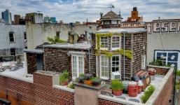 Căn hộ nhỏ xây trên sân thượng tòa chung cư cũ có gì đặc biệt khi được rao bán với giá gần 82 tỷ đồng?