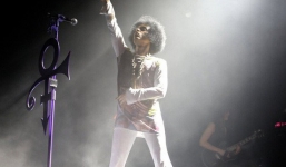 VinFast sẽ phải chi bao nhiêu tiền để mời một siêu sao quốc tế đến dự triển lãm xe hơi ở Paris vào ngày 2/10?