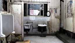 Khu ký túc xá 105 tuổi tại Nhật tuy hoang tàn, đổ nát, có thể sập bất cứ lúc nào nhưng sinh viên không chịu dời đi vì lý do đặc biệt này