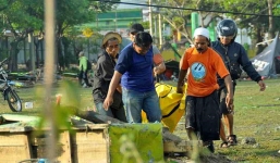 Ám ảnh mồ chôn tập thể 300 nạn nhân động đất - sóng thần ở Indonesia