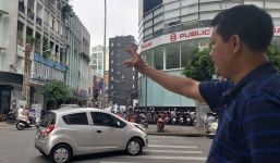 Bị giật túi xách chứa trang sức trị giá hàng trăm triệu đồng khi đi trên đường ở Sài Gòn