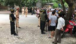 Cả trăm cảnh sát, lính bắn tỉa phong tỏa đường, vây bắt người đàn ông cố thủ trong nhà