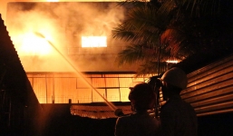 [NÓNG] Hàng trăm chiến sĩ đang gồng mình chữa cháy tại công ty gỗ