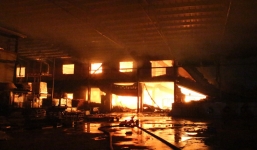 Nhà xưởng chìm trong biển lửa hơn 4 giờ chưa tắt, các chiến sĩ ăn bánh, uống nước lót dạ chữa cháy