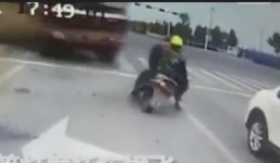 Clip: Đứng chờ đèn đỏ, xe máy may mắn thoát nạn, ôtô bị xe tải húc bay