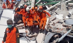 Tang tóc bao trùm Indonesia sau động đất và sóng thần