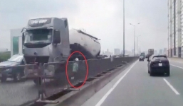 2 cô gái đi ngược chiều với tốc độ cao trên đường vành đai 3