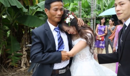 Clip: Không có cha mẹ ở bên, cô dâu òa khóc nức nở, níu chặt tay chú ruột sau đám cưới khiến nhiều người nghẹn ngào