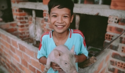 Bộ ảnh xúc động về cậu bé mồ côi ở Quảng Nam tự lập từ năm 12 tuổi, nuôi lợn để được đến trường