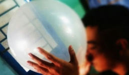 Hít gần 30 quả bóng cười một ngày, thanh niên phải nhập viện khẩn cấp