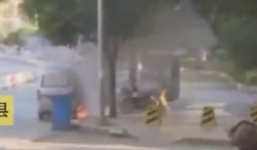 Góc đen đủi: Ô tô cháy rụi khi tài xế thắp hương để cầu an toàn