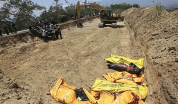 24h qua ảnh: Máy xúc đào mồ chôn tập thể nạn nhân sóng thần Indonesia