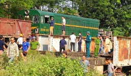 Băng qua đường sắt xe tải bị tàu hỏa đâm trúng, 5 người bị thương