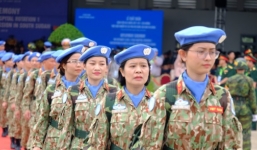 Vợ ru con ngủ khi chồng sắp đi làm nhiệm vụ quốc tế: “Anh cứ giữ sức khỏe, bao lâu mẹ con em cũng chờ”