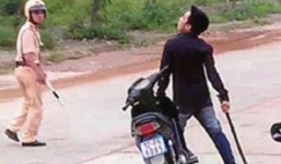 Bị yêu cầu dừng xe, thanh niên chém 2 công an trọng thương