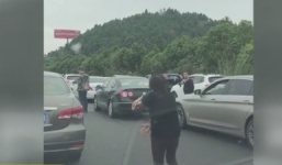 Clip: Cảnh sát lấy thân mình làm 'lá chắn sống' để phân luồng giao thông