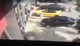 CLIP: Đối tượng ôm lựu đạn cố thủ 14 giờ ở Nghệ An dùng kiếm 'điên cuồng' chém ô tô