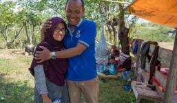 Xúc động khoảnh khắc cặp vợ chồng đoàn tụ sau 2 ngày thất lạc do động đất, sóng thần ở Indonesia