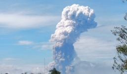 Núi lửa bất ngờ phun trào cột khói 4.000m tại nơi xảy ra thảm họa động đất, sóng thần ở Indonesia