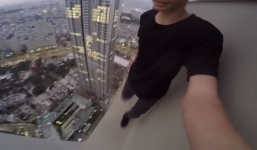 Clip thử thách thả mũ bảo hiểm từ tầng 81 tòa nhà cao nhất Việt Nam gây bức xúc