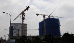 Cận cảnh những cần cẩu công trình dài hàng chục mét treo lơ lửng trên đầu người đi đường ở Sài Gòn