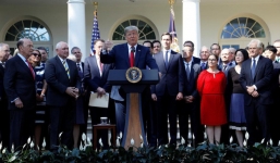 TT Trump chơi rắn, biến thỏa thuận 'tồi tệ nhất' thành 'tốt nhất trong mọi thời đại lịch sử'