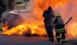 Lính cứu hỏa suýt thành đuốc sống do đứng quá gần đám cháy để dập lửa