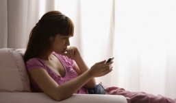 Vợ bị chồng kiện tống vào tù vì lén đọc trộm tin nhắn điện thoại