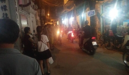 Cô gái ôm mặt khóc nức nở khi biết tin bạn trai treo cổ tự tử trong phòng trọ