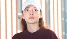 Clip nữ diễn viên quỳ gối van xin bạn trai vì bị dọa tung clip nóng gây chấn động