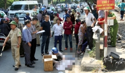 Lao từ trong ngõ ra, người đàn ông bị tàu đâm thương vong