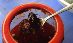 Phát hiện có gián trong lọ ớt mình vừa cho vào bát bánh đa, cô nàng vẫn quyết tâm ăn hết 1/3 mới về khiến dân mạng sốc nặng