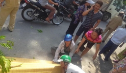 Hà Nội: Người thân gào khóc thảm thiết cạnh thi thể nam thanh niên bị tàu hoả tông tử vong