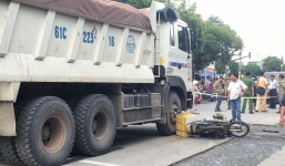 Người phụ nữ bị xe cán tử vong được nhà sư cầu siêu ngay hiện trường