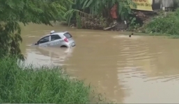 Tài xế taxi ngậm ngùi nhìn xe lao xuống sông vì mải xách đồ cho khách