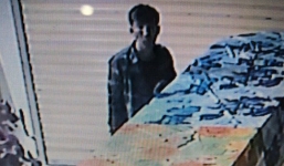 Trộm nửa đêm cắt mái tôn đột nhập tiệm vàng, mở tủ lấy gần 90 cây vàng