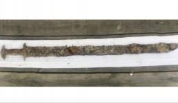 Bé gái 8 tuổi vô tình rút được thanh kiếm quý hiếm 1000 năm tuổi khi đi chơi hồ