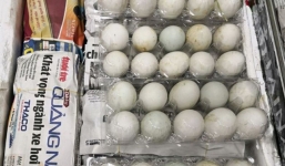 Một phụ nữ Việt bị phạt 5.000 USD vì mang trứng vịt lộn vào Singapore