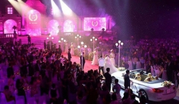 Hé lộ đại gia đứng sau đám cưới 'siêu khủng', mời cả dàn sao Việt hát mừng ở Đà Nẵng