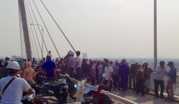 Nam thanh niên nhảy cầu tự tử, bạn gái bất lực gào khóc thảm thiết