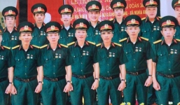 Thợ sửa ảnh không có tâm: 'Nhân bản' 14 người giống hệt nhau chỉ khác mỗi cái mặt