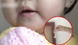 Con gái hơn 1 tuổi bỗng buồn nôn khó chịu, mẹ vội vàng vỗ lưng con, không thể tin nổi thứ mà cô bé phun ra khỏi miệng